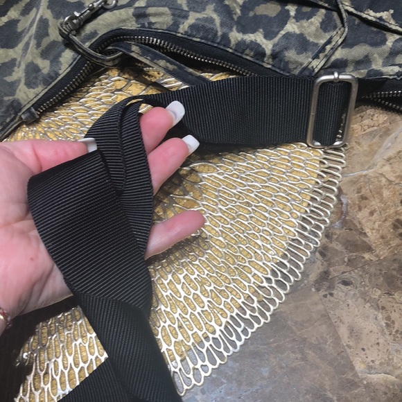 Baggallini leopard crossbody - Picture 6 of 7